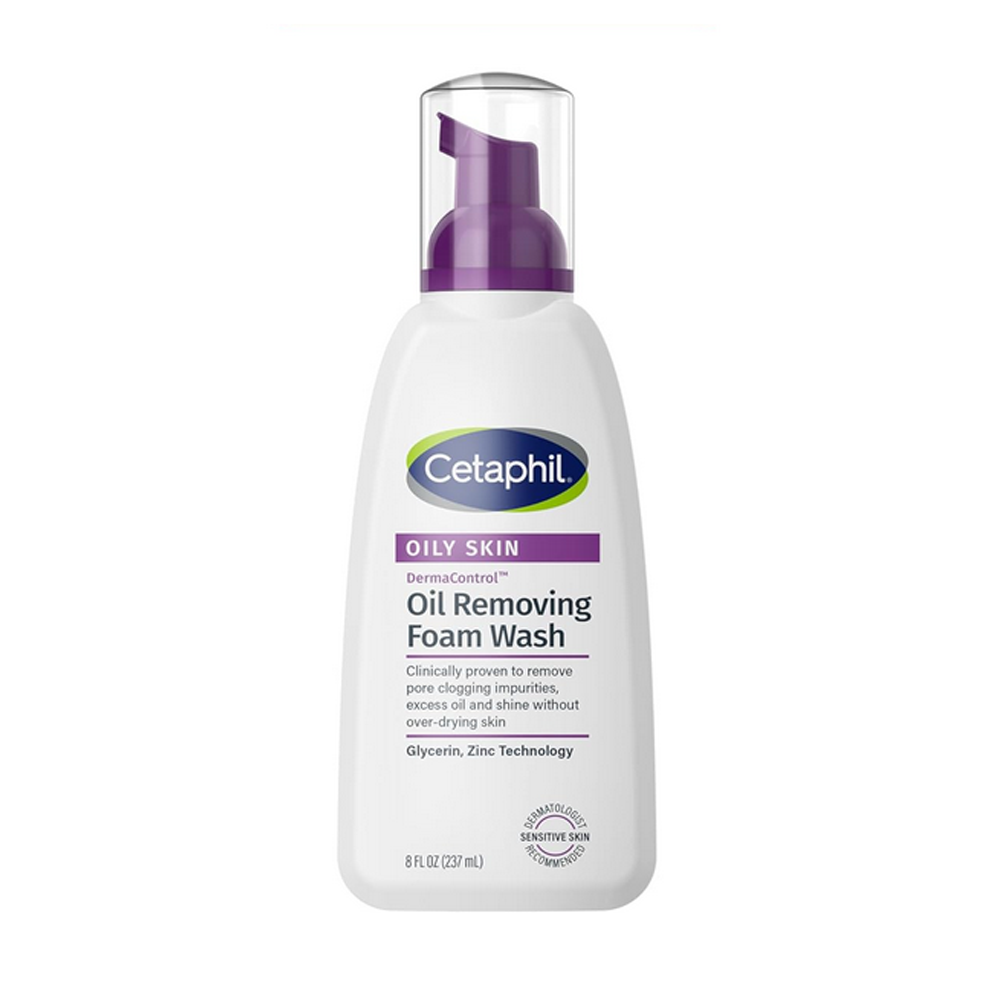 Biała butelka z pompką, na której widnieje logo \'Cetaphil\'. Tekst na etykiecie: \'Oily Skin DermaControl Oil Removing Foam Wash Clinically proven to remove pore clogging impurities, excess oil and shine without over-drying skin Glycerin, Zinc Technology 8 FL OZ (237 mL)\'.