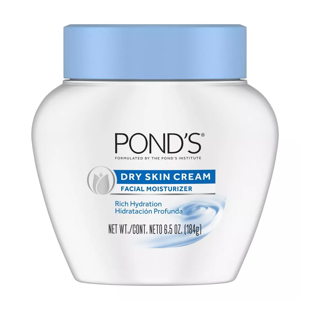 Biały słoik z niebieską nakrętką zawiera krem do twarzy POND\'S Dry Skin Cream o pojemności 184 g. Na etykiecie widnieje napis: \'Rich Hydration Hidratación Profunda\'.