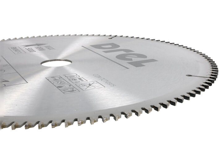 Na obrazie widoczna jest metalowa tarcza piły z napisem \'Drel\' oraz oznaczeniami technicznymi. Tarcza ma liczne zęby i centralny otwór montażowy.