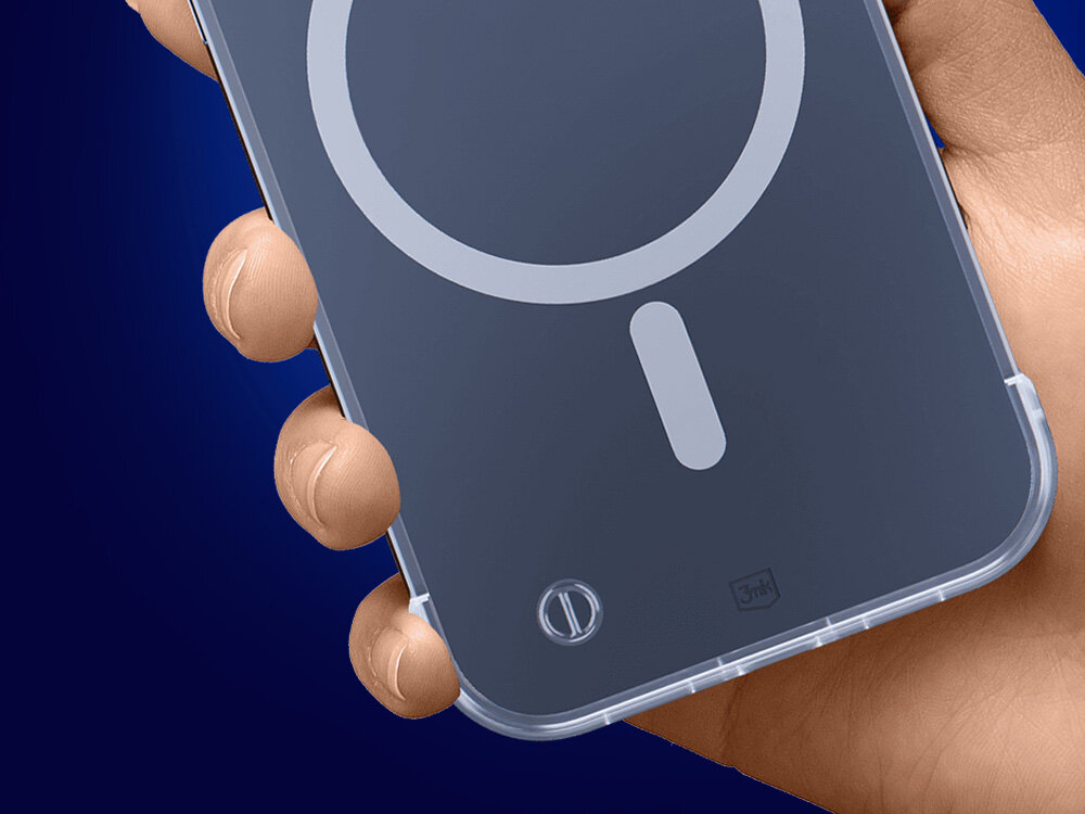 Osoba trzyma przezroczyste etui na telefon z widocznym logo \'3mk\' i okrągłym wzorem na tylnej części. Etui jest dopasowane do kształtu telefonu.