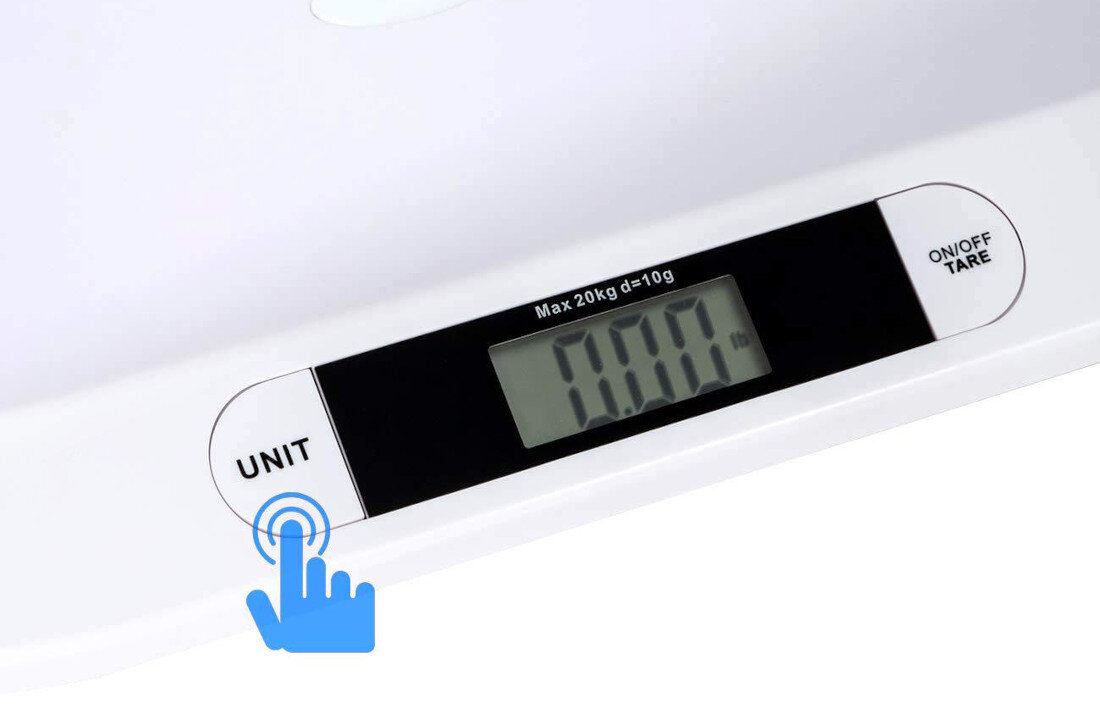 Na zdjęciu widoczny jest wyświetlacz elektronicznej wagi z napisem \'Max 20kg d=10g\' oraz przyciski \'UNIT\' i \'ON/OFF TARE\'. Obok przycisku \'UNIT\' znajduje się ikona niebieskiej dłoni wskazującej na przycisk.