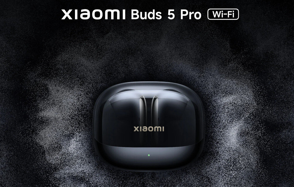 Na obrazie widoczne jest etui do słuchawek z napisem \'xiaomi\' oraz tekst \'XIAOMI Buds 5 Pro Wi-Fi\' na tle ciemnej, teksturowanej powierzchni.