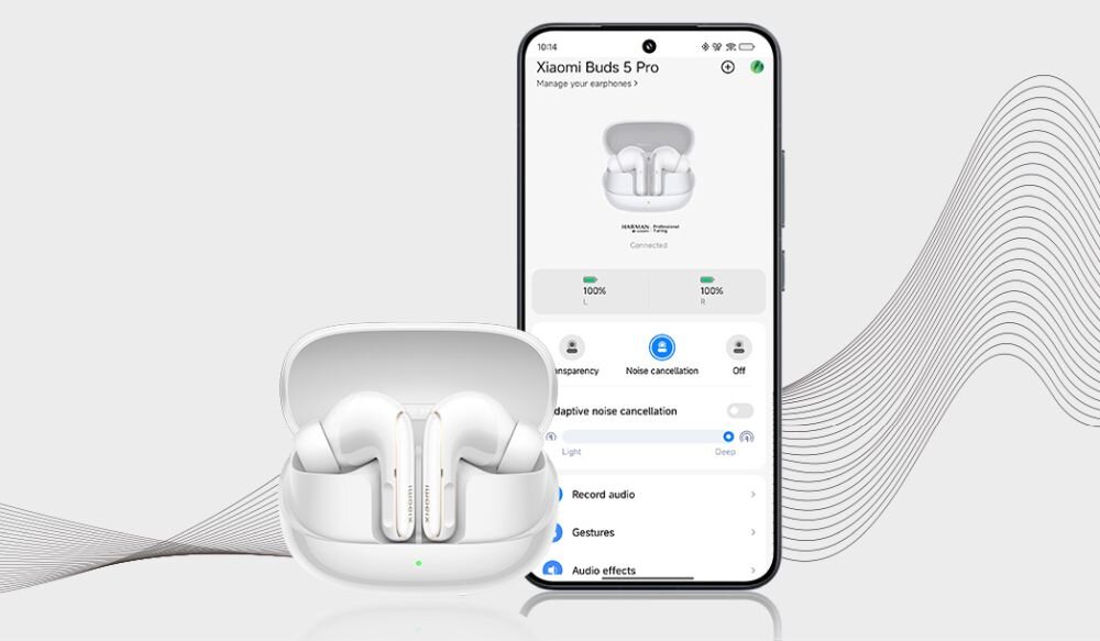 Na obrazie widoczne są białe słuchawki dokanałowe w etui oraz smartfon z aplikacją pokazującą ustawienia słuchawek. Na ekranie telefonu widnieje tekst: \'Xiaomi Buds 5 Pro\'.