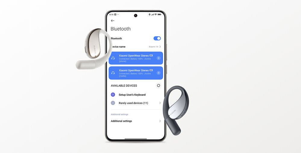Na obrazie widoczny jest smartfon z otwartą aplikacją Bluetooth, pokazującą dwa urządzenia \'Xiaomi OpenWear Stereo\'. Obok telefonu znajdują się dwa bezprzewodowe słuchawki w kolorach beżowym i czarnym.