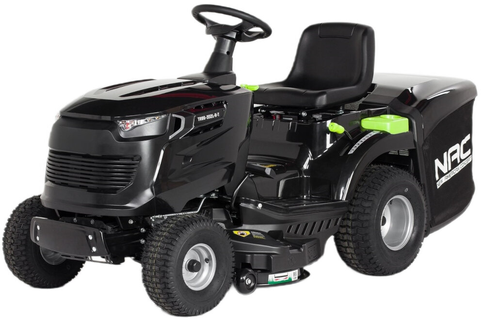 Czarny traktor ogrodowy z napisem \'NAC\' na boku, wyposażony w duże koła i wygodne siedzenie. Na masce widoczny jest napis \'TR86-352L-R-T\'.