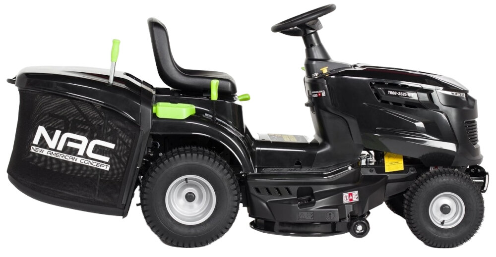 Czarny traktor ogrodowy z logo NAC na boku, wyposażony w duże koła i siedzenie z oparciem. Na obudowie widoczny jest napis \'TR86-352L-R-T\'.