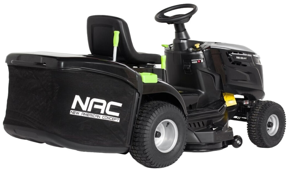 Czarny traktor ogrodowy z logo \'NAC New American Concept\' na boku, wyposażony w duże koła i kierownicę. Posiada zielone akcenty na siedzeniu i uchwytach.