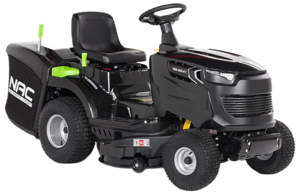 Czarny traktor ogrodowy z logo NAC na boku, wyposażony w duże koła i wygodne siedzenie. Na masce widoczny jest napis \'TR86-352L-R-T\'.