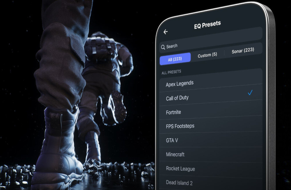 Obraz przedstawia osobę w stroju taktycznym na tle ciemnego nieba oraz ekran urządzenia z listą ustawień EQ Presets, w tym \'Apex Legends\', \'Call of Duty\', \'Fortnite\', \'FPS Footsteps\', \'GTA V\', \'Minecraft\', \'Rocket League\', \'Dead Island 2\'.