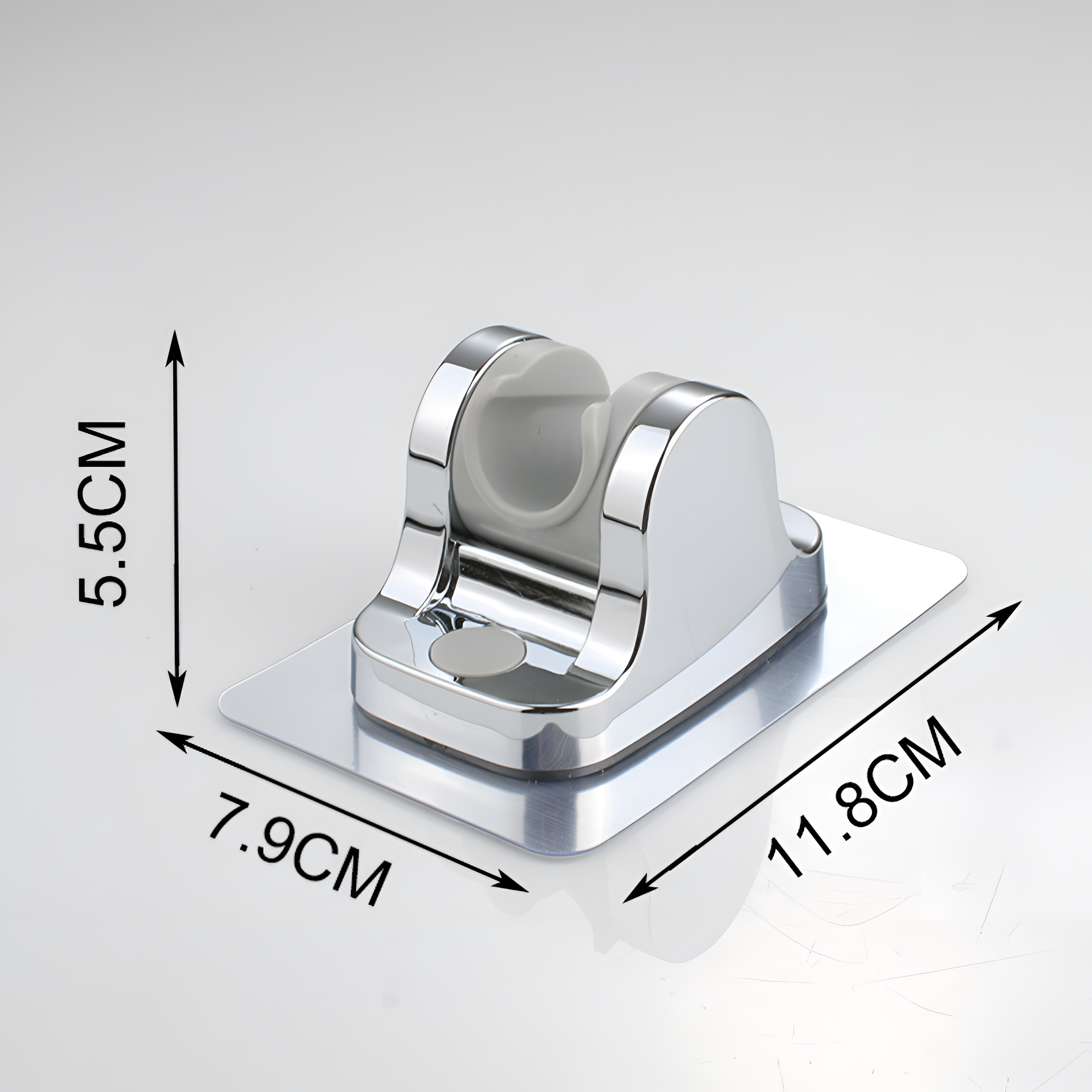 Samoprzylepny uchwyt do słuchawki prysznicowej wykonany z plastiku w kolorze chromu. Wymiary: 5.5 cm wysokości, 7.9 cm szerokości, 11.8 cm długości.