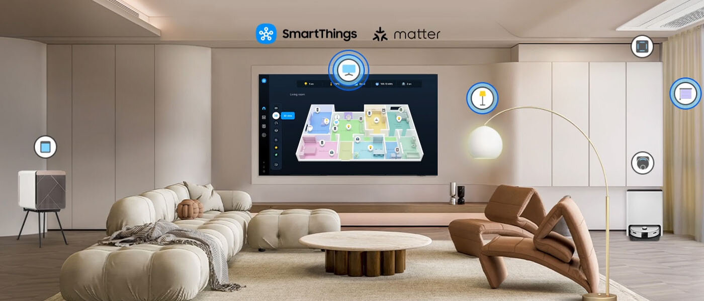 1400x600 smartthings smartthings pc Nowoczesny salon z dużym telewizorem na ścianie, wyświetlającym kolorowy interfejs aplikacji. Na górze widoczne są loga \'SmartThings\' i \'matter\'.
