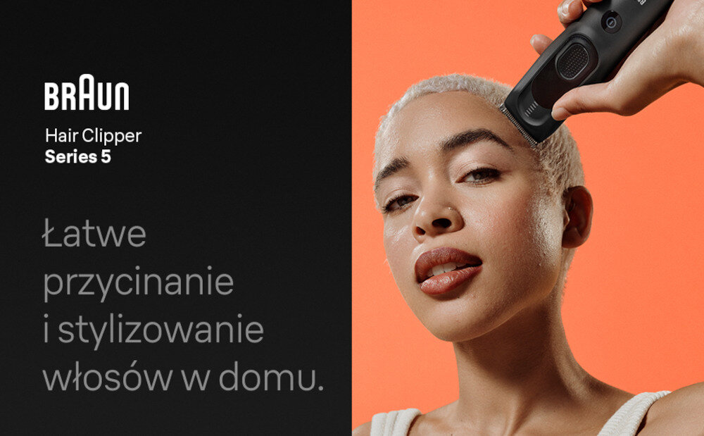 Po lewej stronie widoczne jest logo \'BRAUN\' oraz tekst \'Hair Clipper Series 5 Łatwe przycinanie i stylizowanie włosów w domu.\'. Po prawej stronie osoba używa strzyżarki na tle pomarańczowej ściany.