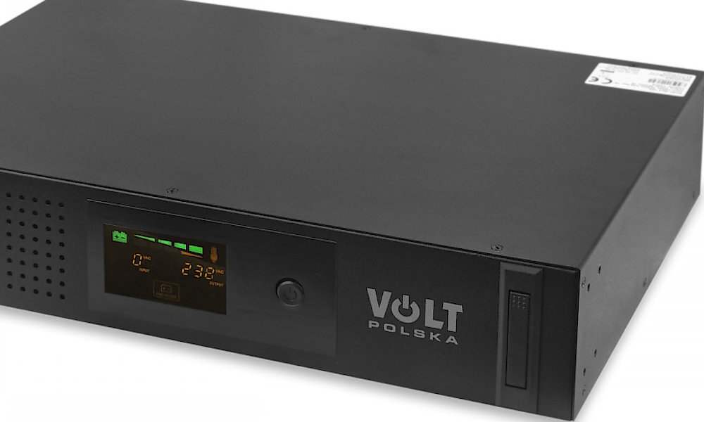 Czarny zasilacz UPS z wyświetlaczem pokazującym parametry pracy oraz logo \'VOLT POLSKA\' na obudowie.