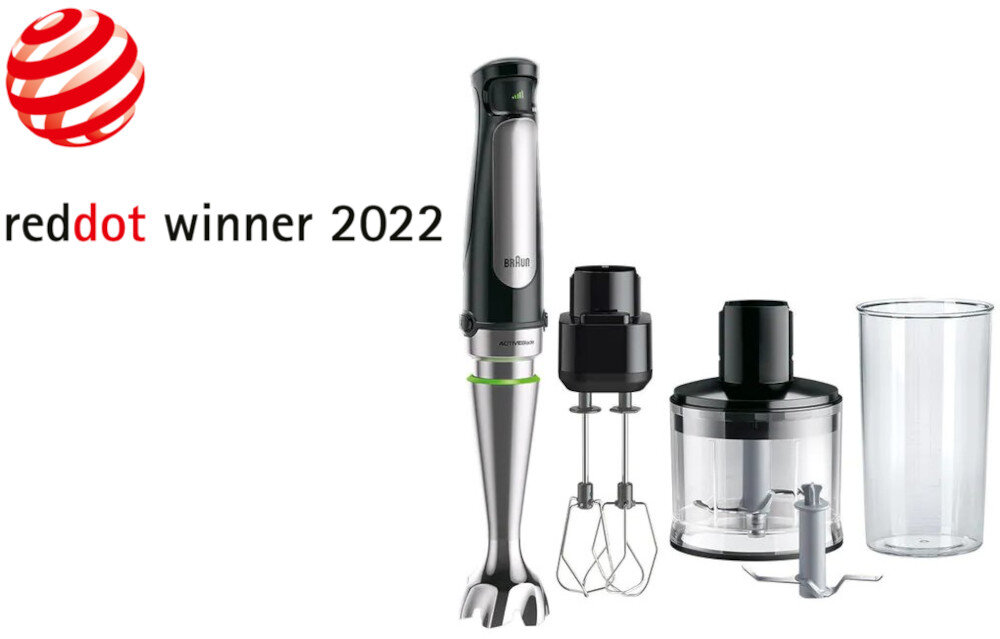 Na obrazie widoczny jest blender ręczny z akcesoriami, w tym trzepaczką, pojemnikiem do siekania i miarką. Obok znajduje się tekst \'reddot winner 2022\'.