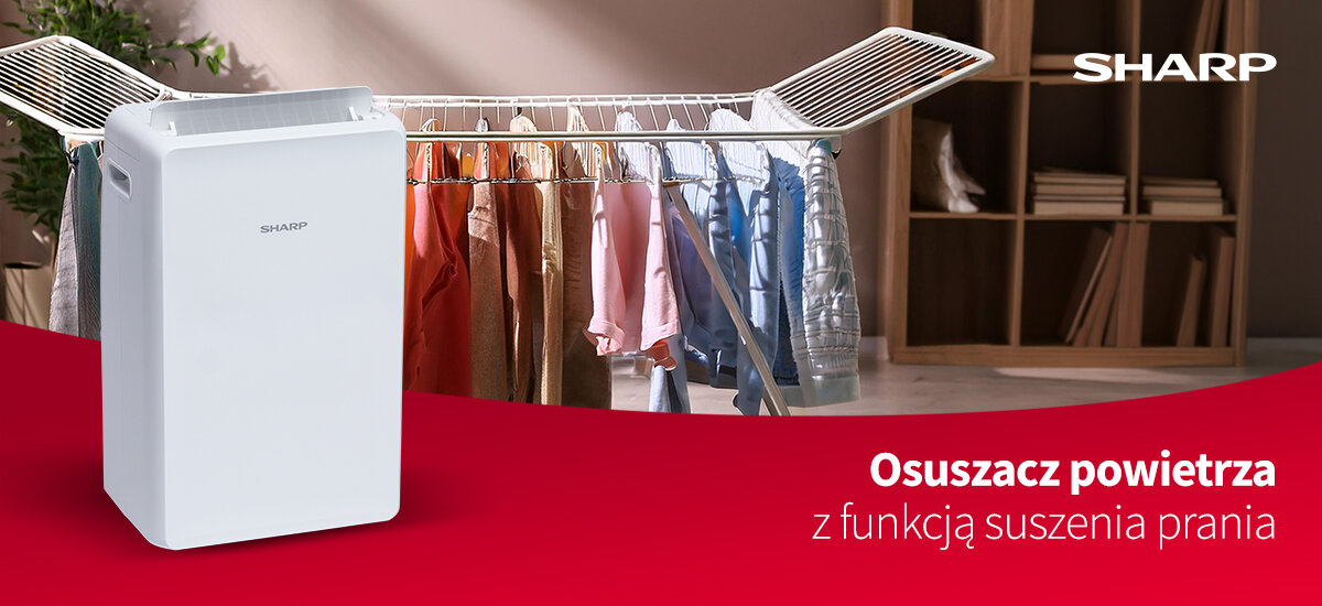 Na obrazie widoczny jest biały osuszacz powietrza z logo SHARP, obok którego znajduje się suszarka z rozwieszonymi ubraniami. Na czerwonym tle widnieje napis: \'Osuszacz powietrza z funkcją suszenia prania\'.