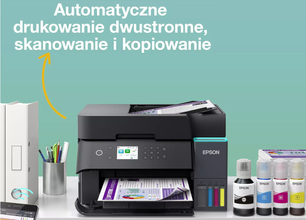 Na obrazie znajduje się czarne urządzenie wielofunkcyjne z logo EPSON, obok którego stoją butelki z tuszem. Nad urządzeniem widnieje tekst: \'Automatyczne drukowanie dwustronne, skanowanie i kopiowanie\'.