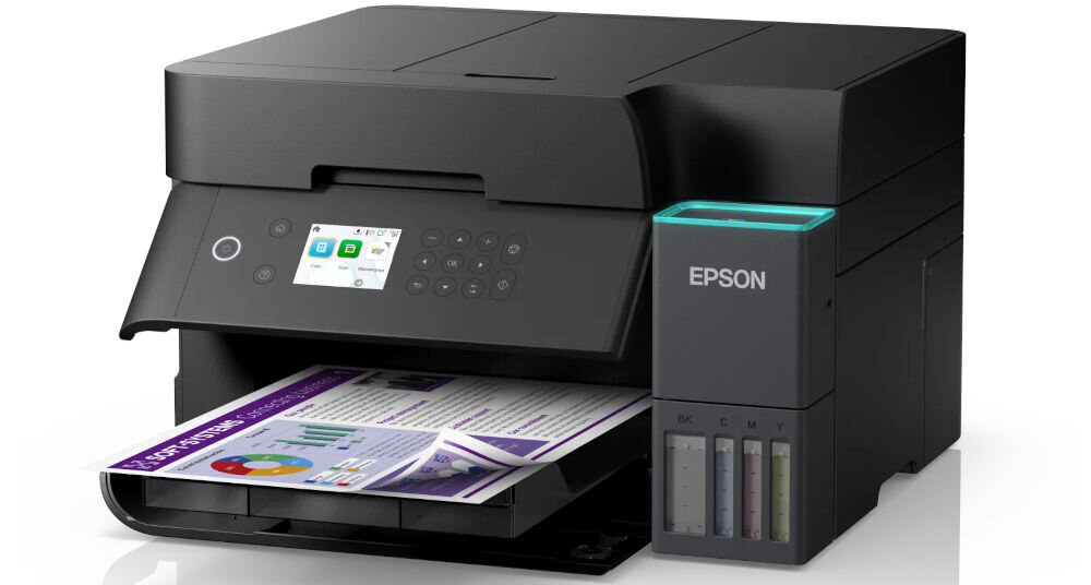 Czarne urządzenie wielofunkcyjne z wyświetlaczem i panelem przycisków, drukujące kolorowy dokument. Na obudowie widoczne jest logo \'EPSON\'.