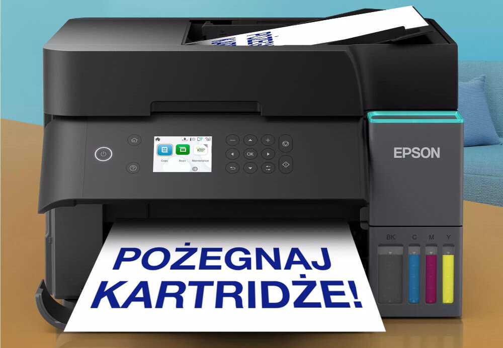 Na obrazie widoczne jest urządzenie wielofunkcyjne z logo EPSON, z którego wychodzi kartka z napisem \'POŻEGNAJ KARTRIDŻE!\'. Urządzenie posiada panel sterowania z przyciskami i wyświetlaczem oraz widoczne zbiorniki na tusz w różnych kolorach.
