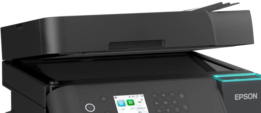 Czarne urządzenie wielofunkcyjne z widocznym panelem sterowania i ekranem dotykowym. Na obudowie znajduje się logo \'EPSON\'.