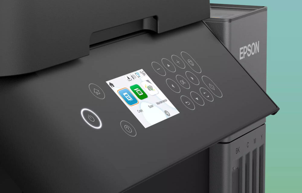 Na obrazie widoczny jest panel sterowania urządzenia wielofunkcyjnego z wyświetlaczem dotykowym, na którym znajdują się ikony \'Scan\' i \'Maintenance\'. Obok wyświetlacza widoczne są przyciski dotykowe oraz logo \'EPSON\'.
