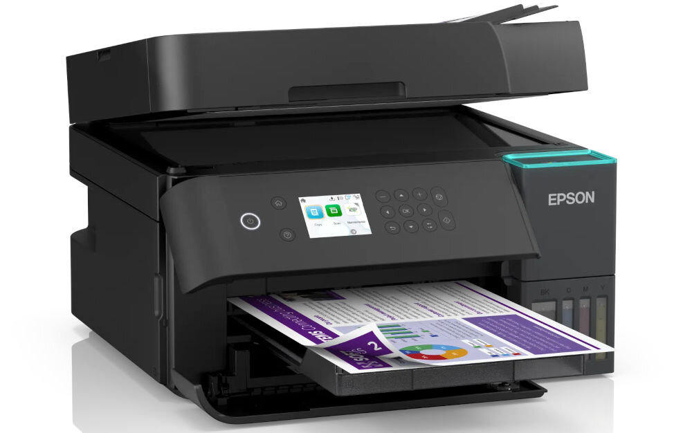 Czarne urządzenie wielofunkcyjne z wyświetlaczem i panelem sterowania, drukujące kolorowy dokument. Na obudowie widoczne jest logo \'EPSON\'.