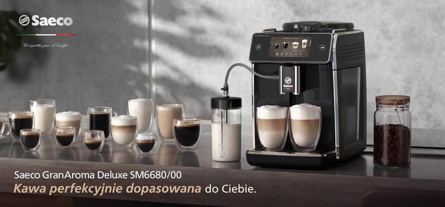 Na obrazie widoczny jest ekspres do kawy z logo Saeco, obok którego stoi kilka filiżanek z różnymi rodzajami kawy. Na dole znajduje się tekst: \'Saeco GranAroma Deluxe SM6680/00 Kawa perfekcyjnie dopasowana do Ciebie.\'