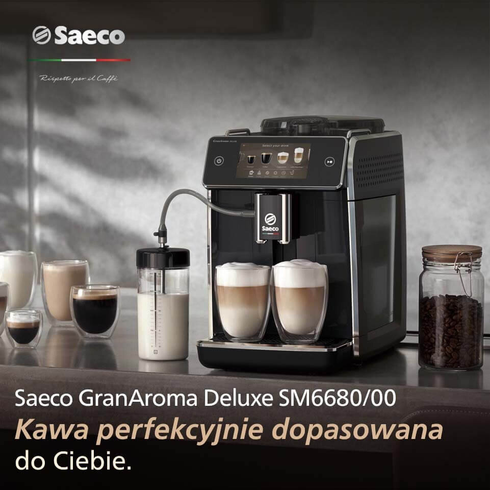 Na obrazie widoczny jest ekspres do kawy z logo Saeco, obok którego znajdują się filiżanki z różnymi rodzajami kawy. Tekst na obrazie: \'Saeco GranAroma Deluxe SM6680/00 Kawa perfekcyjnie dopasowana do Ciebie.\'