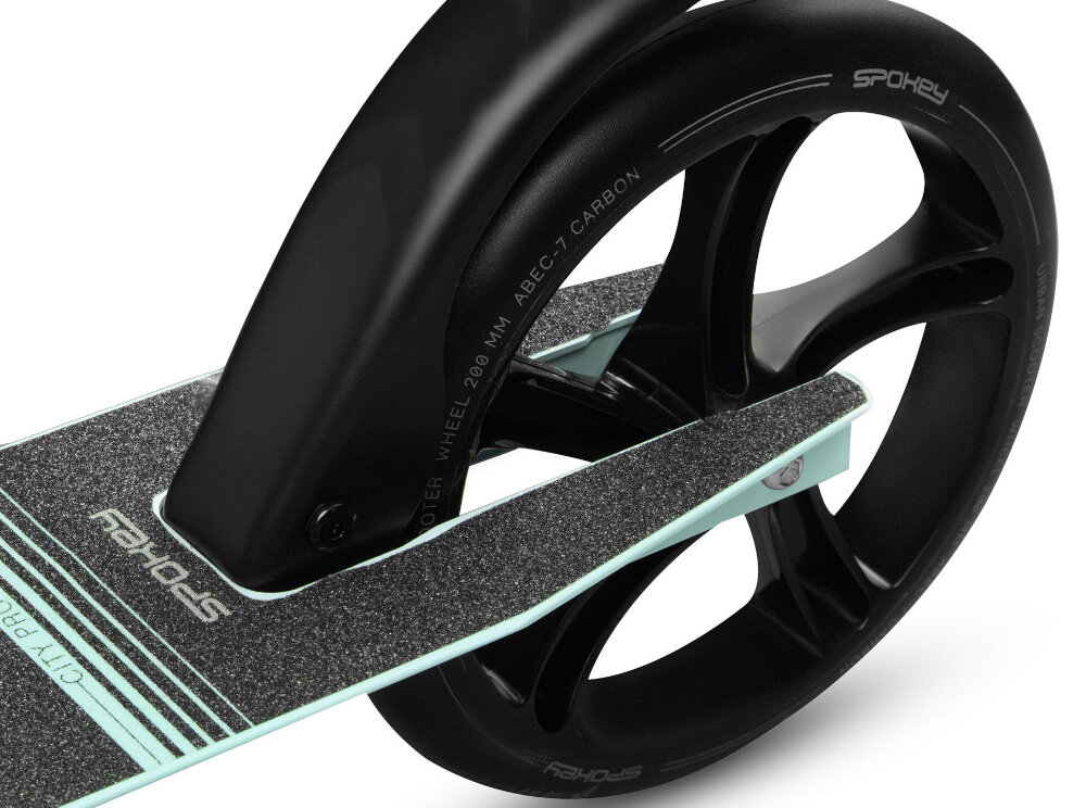 Zbliżenie na czarno-zieloną hulajnogę z dużym kołem i antypoślizgową powierzchnią. Widoczny tekst: \'SPOKEY\', \'CITY PRO\', \'SCOOTER WHEEL 200 MM ABEC-7 CARBON\'.