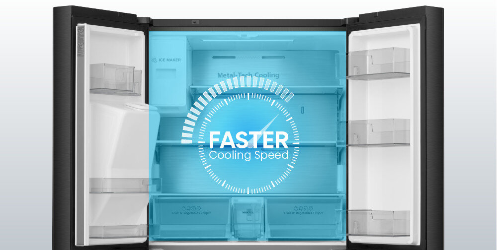 Otwarta lodówka z widocznymi półkami i pojemnikami, na drzwiach napis \'FASTER Cooling Speed\'.