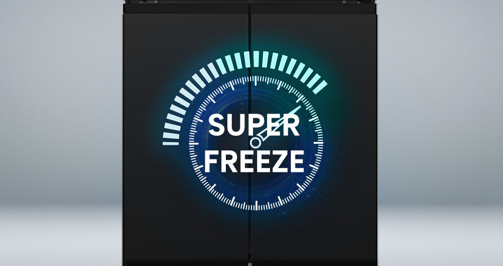 Czarna lodówka z napisem \'SUPER FREEZE\' otoczonym graficznym wskaźnikiem temperatury. Tło jest jednolite i jasne.