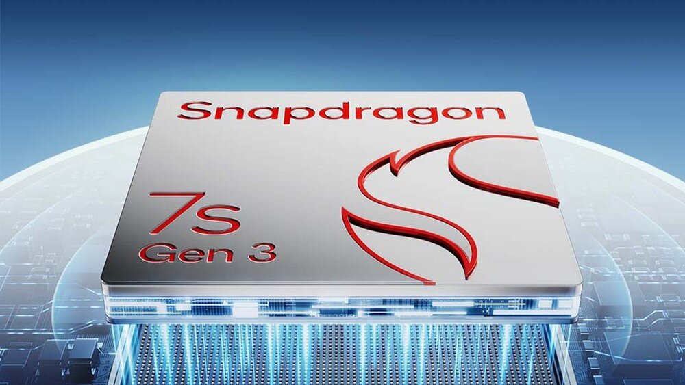 Obraz przedstawia srebrny układ scalony z czerwonym napisem \'Snapdragon 7S Gen 3\'. W tle widoczna jest stylizowana grafika przypominająca powierzchnię technologicznego urządzenia.