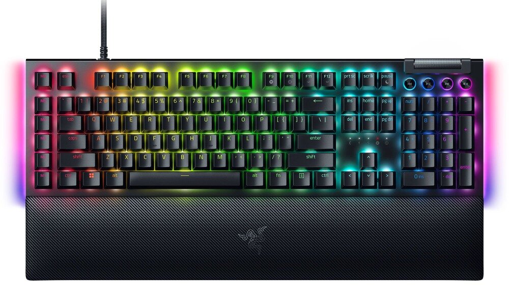 Klawiatura mechaniczna z podświetleniem RGB, posiada pełny układ klawiszy oraz dodatkowe przyciski multimedialne. Na podpórce na nadgarstki widoczne jest logo producenta.