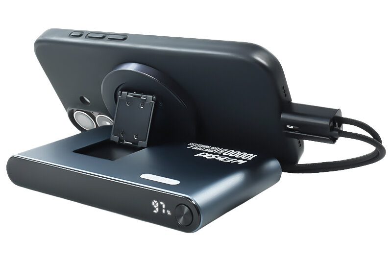 Na obrazie widoczny jest niebieski powerbank z funkcją MagSafe i statywem, na którym oparty jest smartfon. Na powerbanku znajduje się wyświetlacz pokazujący \'91%\' oraz napis \'Webski 10000mAh\'.