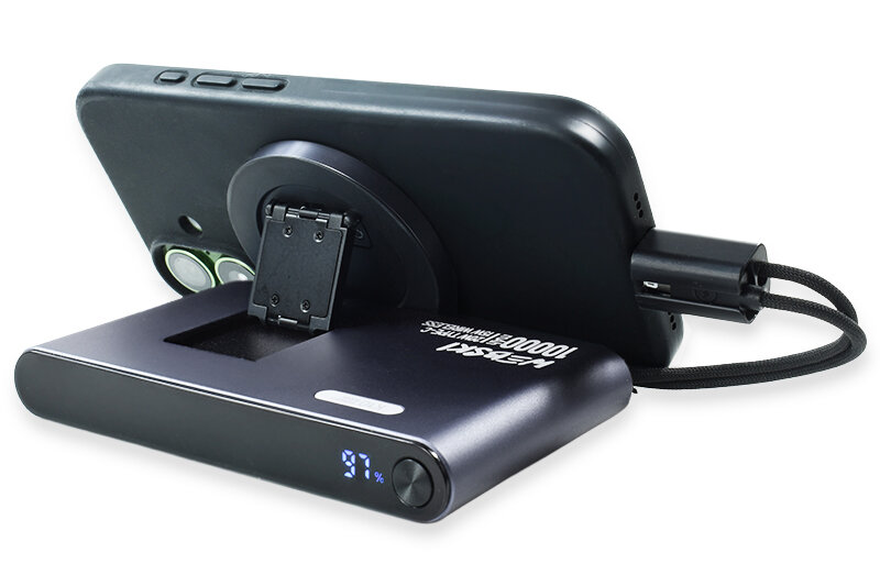 Na obrazie widoczny jest fioletowy powerbank z funkcją MagSafe i statywem, na którym oparty jest smartfon. Na wyświetlaczu powerbanka widnieje liczba \'97%\'.