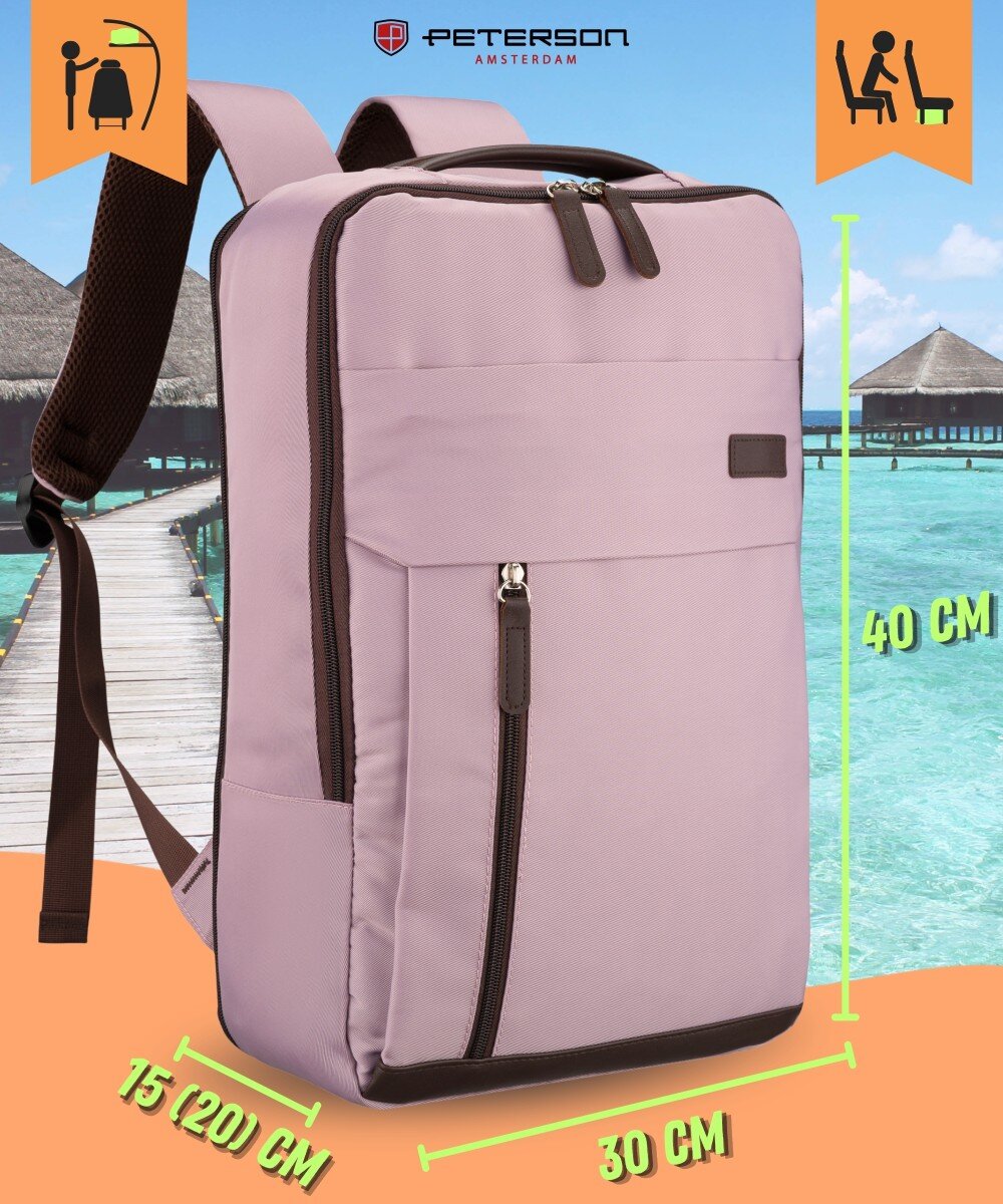 Różowy plecak podróżny z brązowymi elementami, z logo \'PETERSON AMSTERDAM\' na tle plaży. Wymiary plecaka to 40 cm wysokości, 30 cm szerokości i 15 (20) cm głębokości.