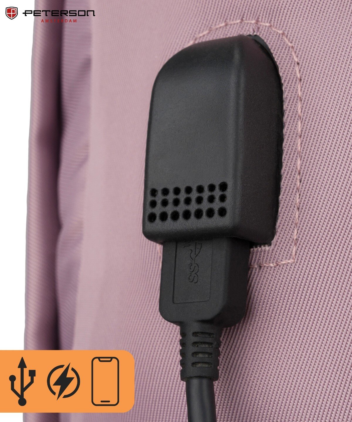 Zbliżenie na czarny port USB w różowym materiale, z widocznym logo \'PETERSON\' w lewym górnym rogu. W lewym dolnym rogu znajduje się pomarańczowa ikona z symbolami USB, błyskawicy i telefonu.