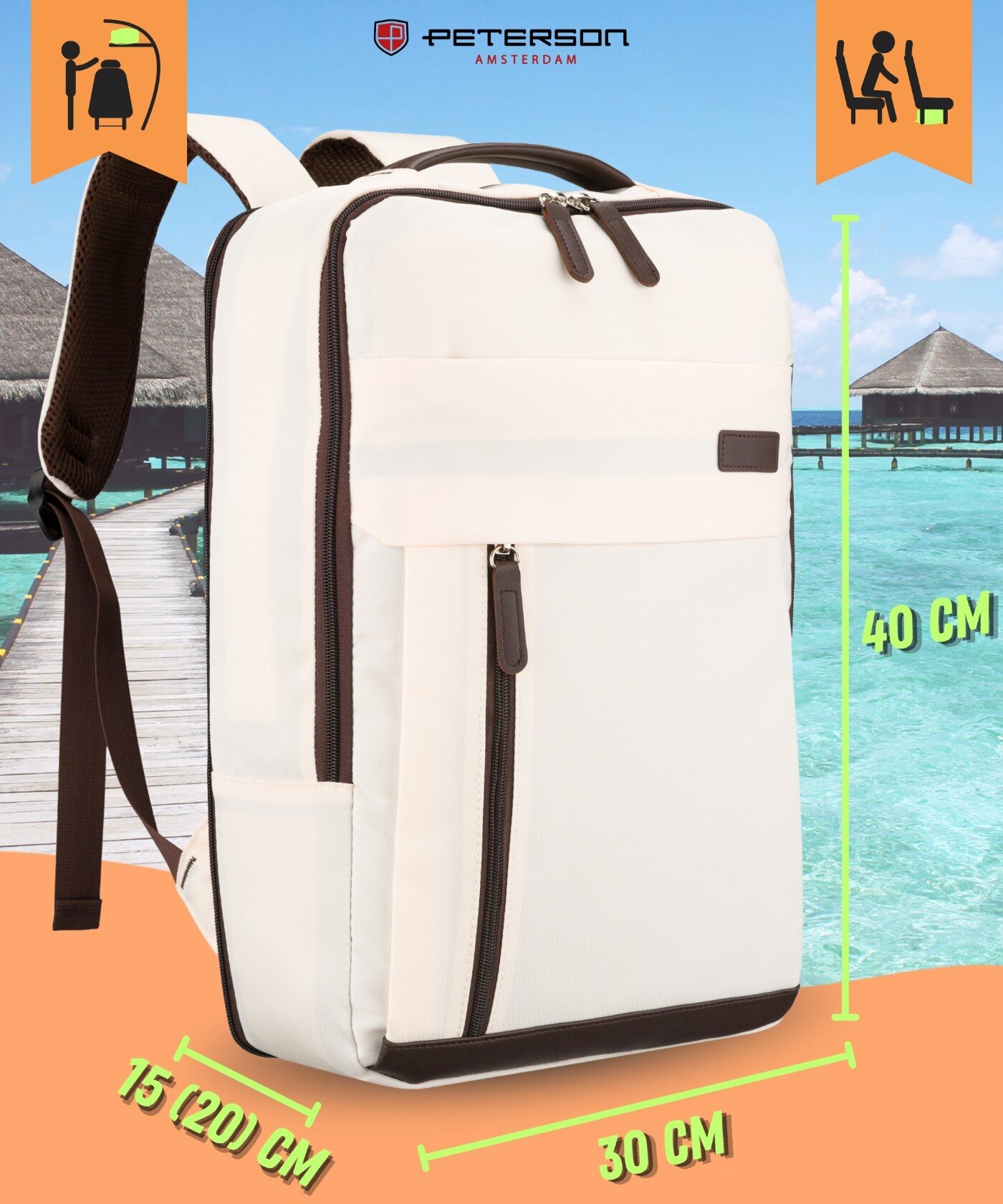 Beżowy plecak z brązowymi zamkami i paskami, z logo \'PETERSON AMSTERDAM\' na tle plaży. Wymiary plecaka to 40 cm wysokości, 30 cm szerokości i 15 (20) cm głębokości.