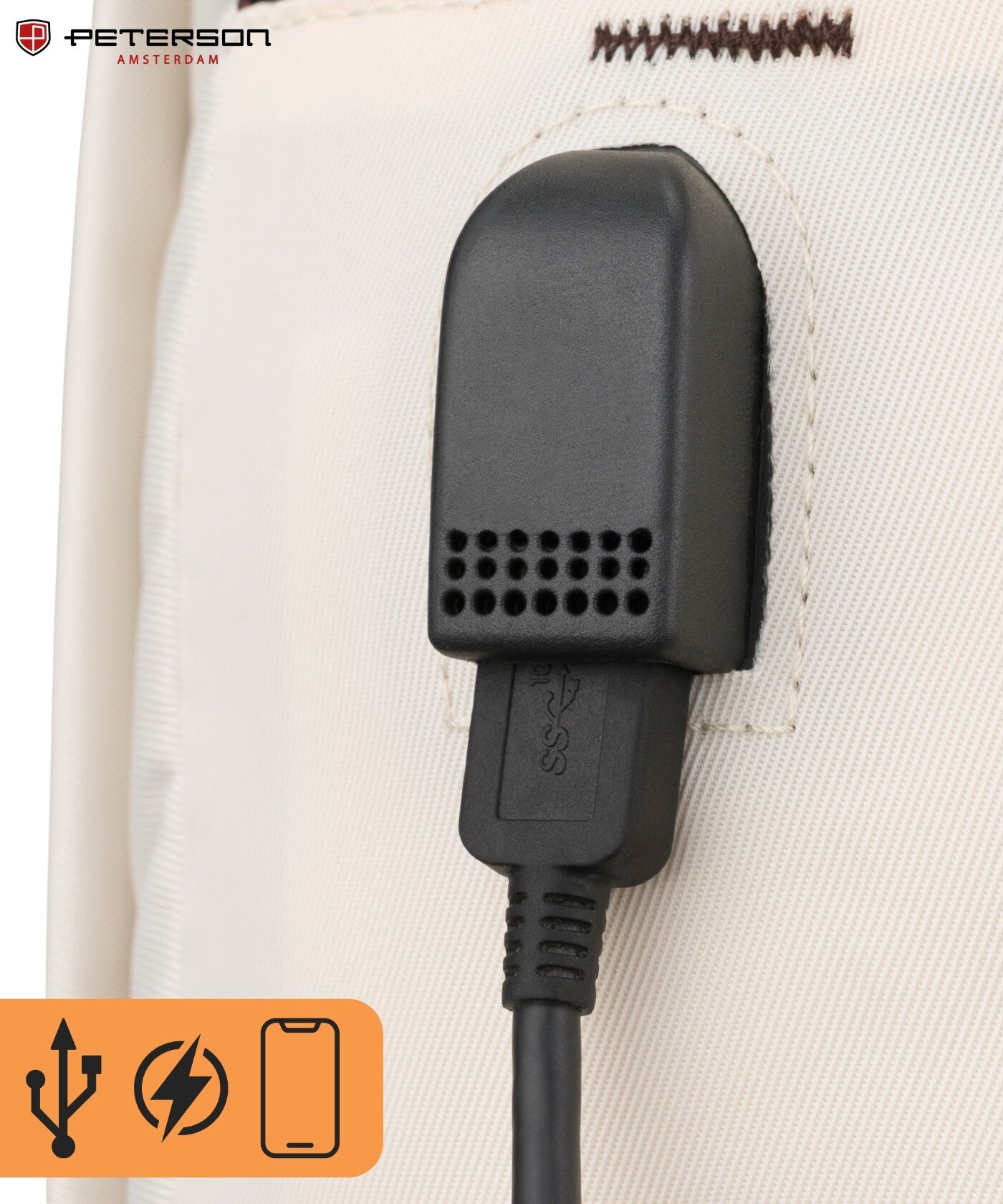 Zbliżenie na czarny port USB wpleciony w beżowy materiał. W lewym górnym rogu widoczne jest logo \'PETERSON AMSTERDAM\'.