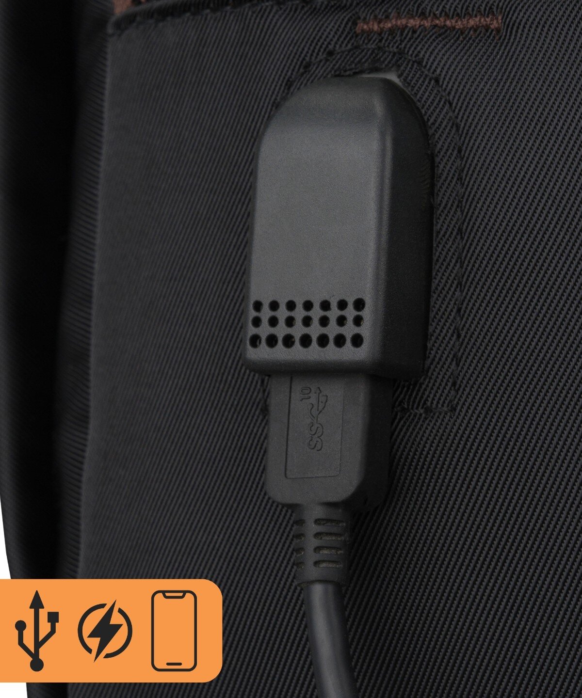 Zbliżenie na czarny port USB wbudowany w materiał plecaka. W dolnym rogu widoczne są ikony: USB, błyskawica i telefon na pomarańczowym tle.