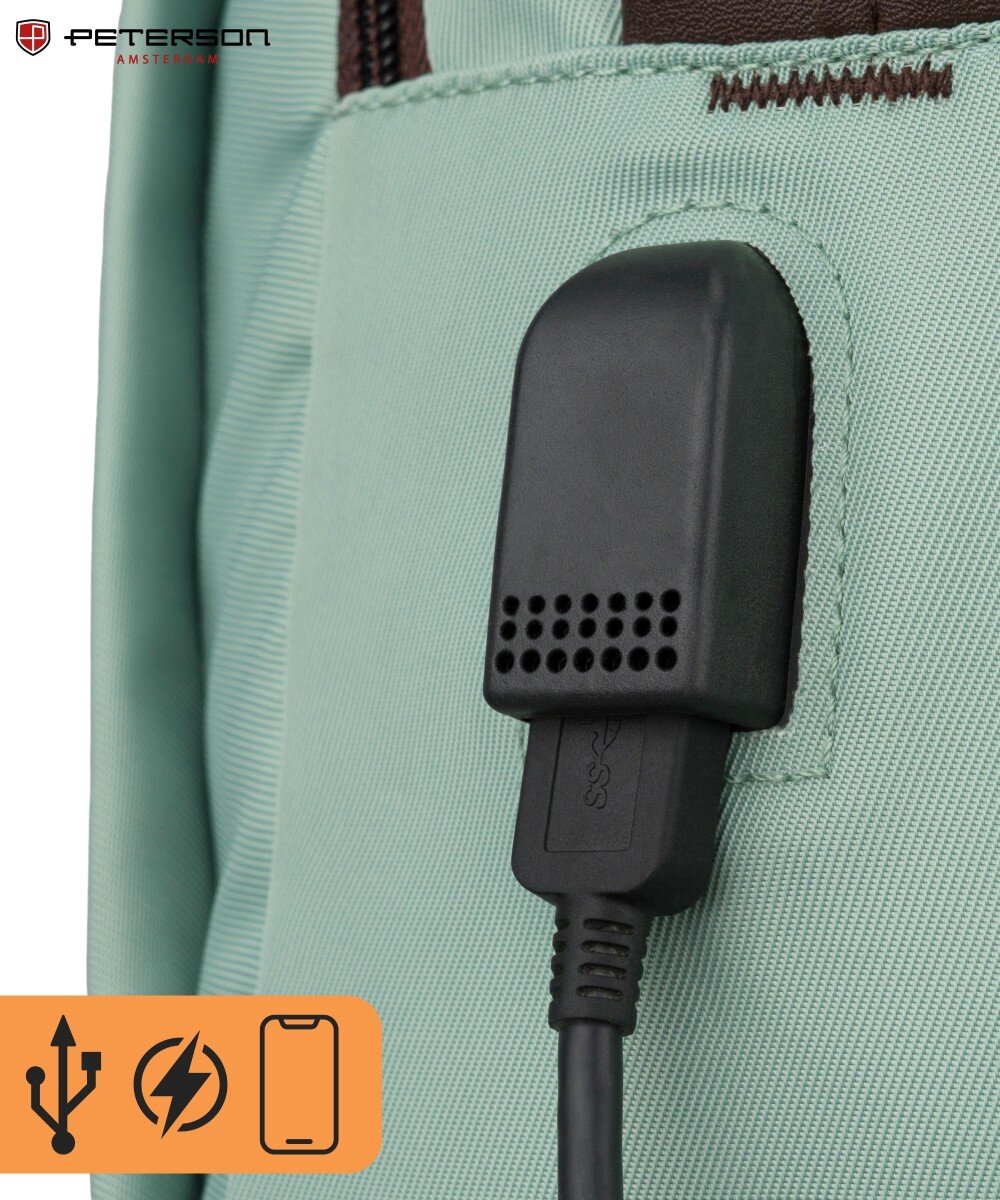 Zielony materiał plecaka z widocznym czarnym portem USB. W lewym górnym rogu znajduje się logo \'PETERSON AMSTERDAM\'.