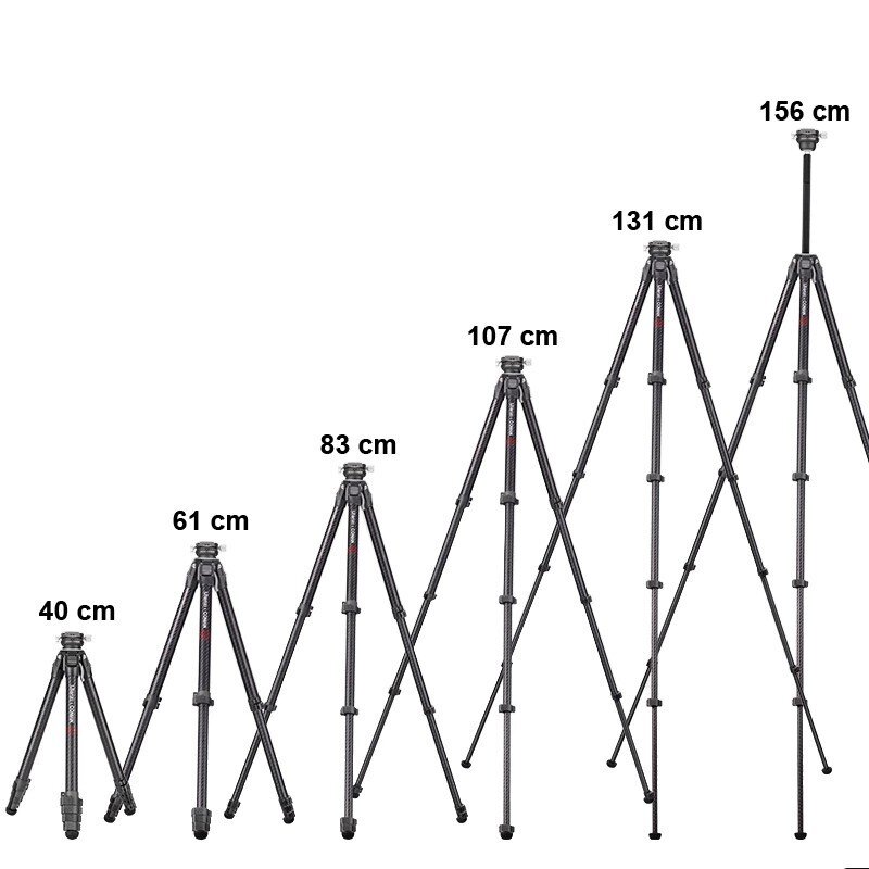 Obraz przedstawia sześć statywów fotograficznych o różnych wysokościach: 40 cm, 61 cm, 83 cm, 107 cm, 131 cm i 156 cm. Statywy są wykonane z karbonu i mają ciemny kolor.