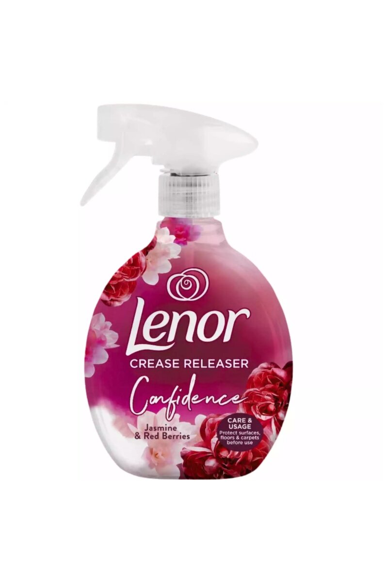 Butelka z rozpylaczem o różowym kolorze z napisem \'Lenor CREASE RELEASER Confidence Jasmine & Red Berries\'. Na etykiecie widoczne są kwiaty i owoce, a także instrukcja \'CARE & USAGE Protect carpets, floors & objects before use\'.