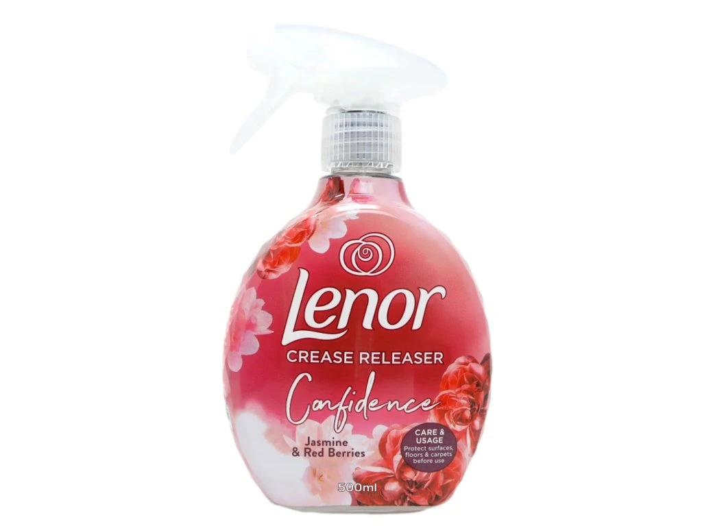 Butelka z rozpylaczem o pojemności 500 ml z etykietą w kolorze czerwonym z białymi napisami: \'Lenor CREASE RELEASER Confidence Jasmine & Red Berries\'.