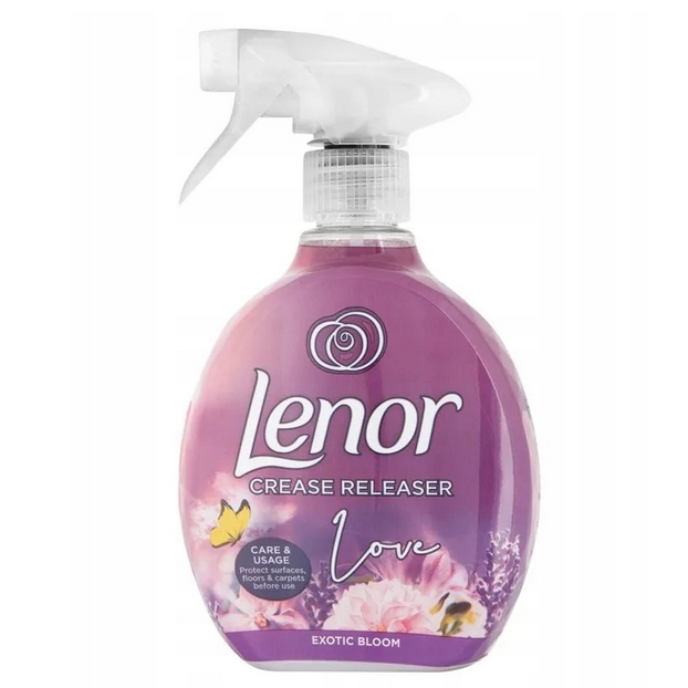 Butelka z rozpylaczem o fioletowej etykiecie z napisem \'Lenor Crease Releaser Love Exotic Bloom\'. Na etykiecie widoczne są kwiaty i motyl, a także instrukcja \'Care & Usage Protect surfaces, floors & carpets before use\'.