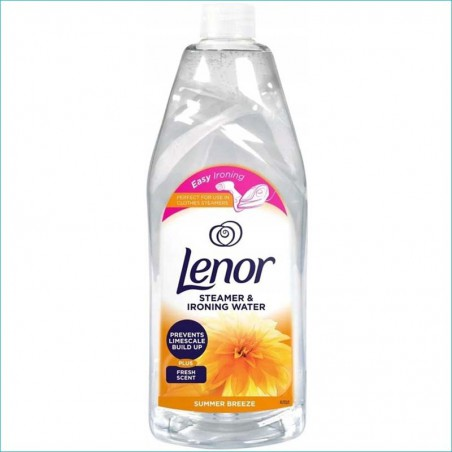 Butelka z przezroczystego plastiku z etykietą \'Lenor Steamer & Ironing Water\' oraz grafiką żółtego kwiatu. Na etykiecie widnieje napis \'Summer Breeze\' i \'Fresh Scent\'.