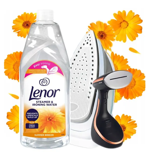 Na obrazie znajduje się butelka wody do żelazka parownicy marki Lenor z napisem \'Steamer & Ironing Water Summer Breeze\'. Obok widoczne są żelazko i parownica, a w tle kwiaty w kolorze pomarańczowym.