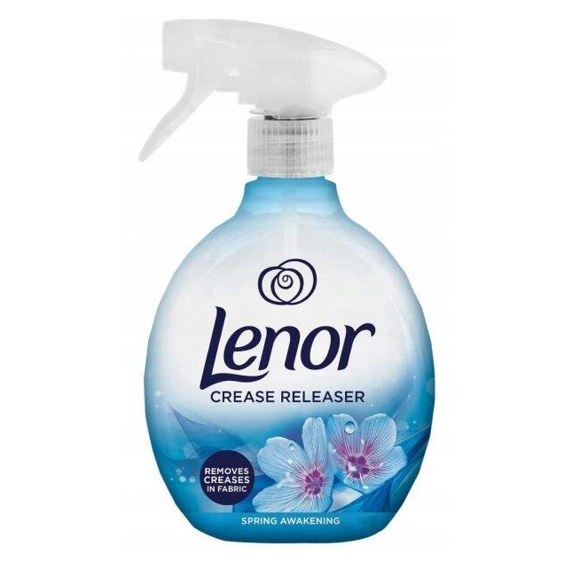 Butelka z rozpylaczem zawierająca produkt Lenor Crease Releaser. Na etykiecie widnieje napis \'Removes creases in fabric\' oraz \'Spring Awakening\'.