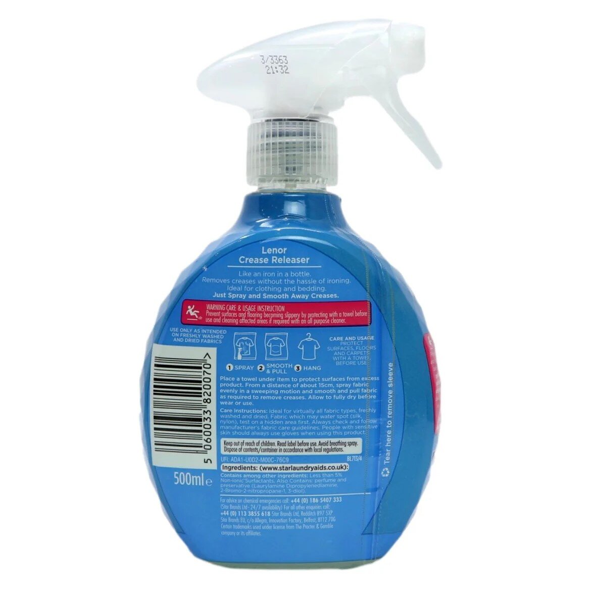 Butelka z niebieskim płynem, z białym spryskiwaczem, oznaczona jako \'Lenor Crease Releaser\'. Na etykiecie widoczny jest kod kreskowy oraz tekst dotyczący instrukcji użycia i ostrzeżeń.