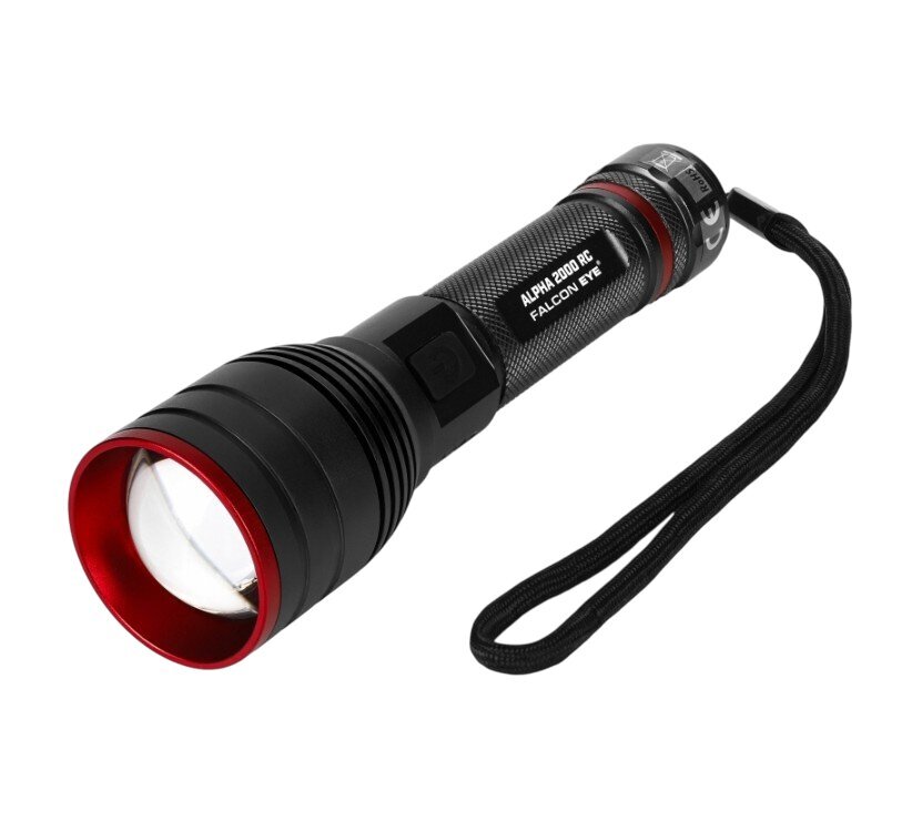 Czarna latarka z czerwonym akcentem na obiektywie, z napisem \'ALPHA 2000 RC FALCON EYE\' na korpusie. Posiada czarny pasek na nadgarstek.