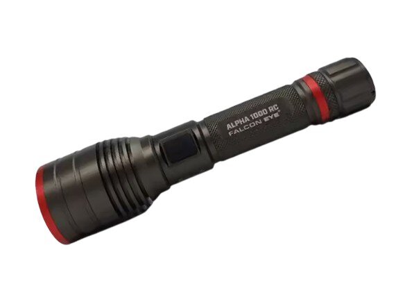 Latarka w kolorze ciemnoszarym z czerwonymi akcentami, z widocznym napisem \'ALPHA 1000 RC FALCON EYE\'.